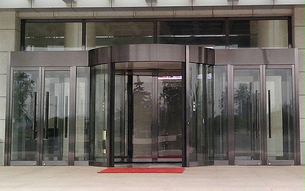 兩翼自動旋轉(zhuǎn)門應(yīng)具備的基本要求與功能