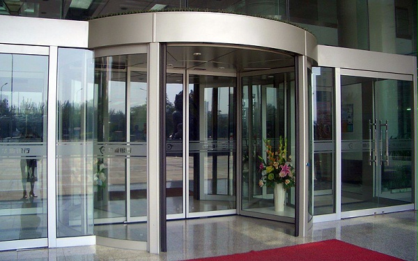 【警告】帶展箱自動(dòng)旋轉(zhuǎn)門維護(hù)使用時(shí)這些需注意