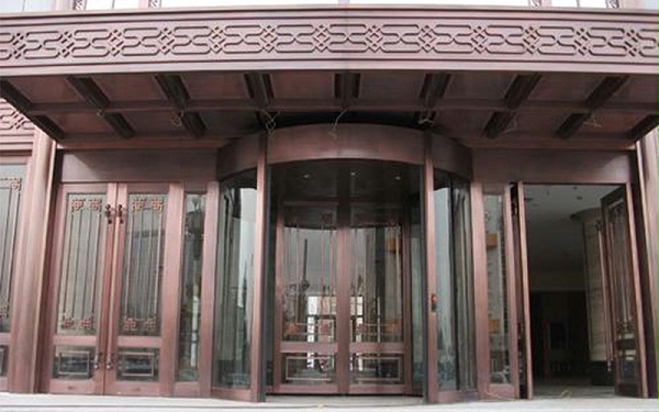 銅旋轉(zhuǎn)門生銹怎么辦？旋轉(zhuǎn)銅門清潔保養(yǎng)大全