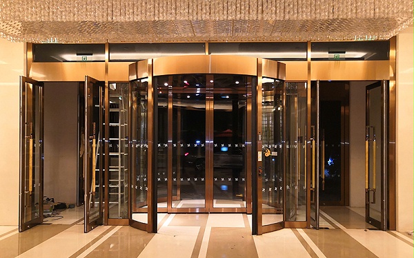 不銹鋼旋轉(zhuǎn)門包飾的選擇與維護