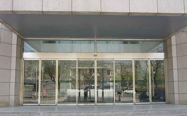 自動(dòng)門這些項(xiàng)目應(yīng)定期檢查，出現(xiàn)問題不可小覷需及時(shí)維修