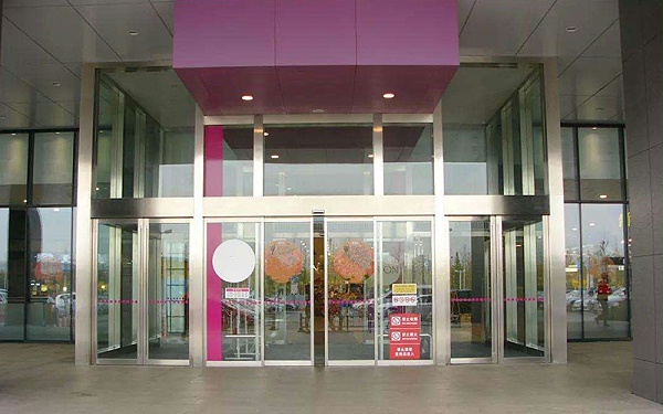 自動(dòng)門這些項(xiàng)目應(yīng)定期檢查，出現(xiàn)問題不可小覷需及時(shí)維修