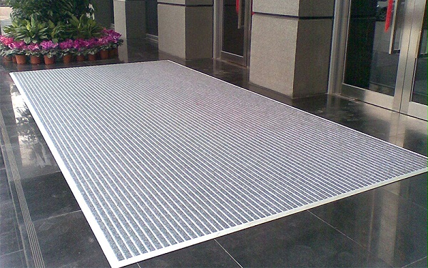 鋪設(shè)鋁合金地墊，解決雪天門區(qū)路滑問題