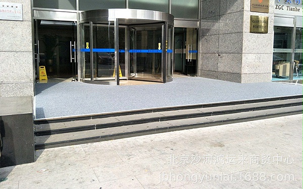 鋪設(shè)鋁合金地墊，解決雪天門區(qū)路滑問題