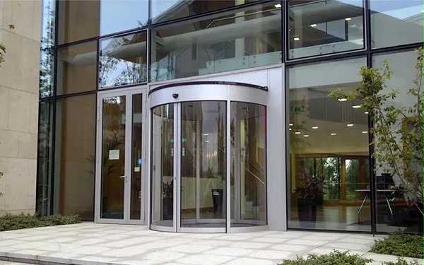 平移式、重疊式和弧形式自動門安裝注意事項