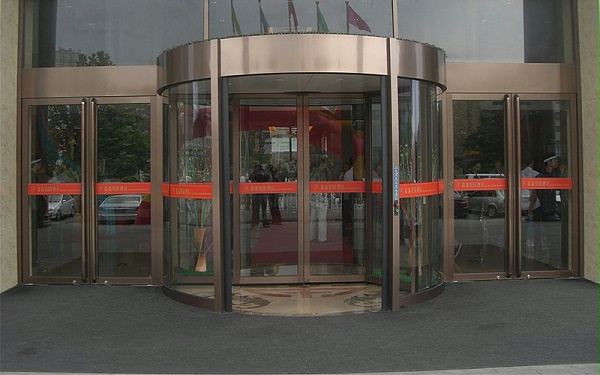 兩翼自動(dòng)旋轉(zhuǎn)門(mén)日常清潔保養(yǎng)指南