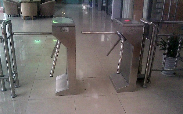 三輥閘機(jī)安裝應(yīng)該注意哪些？