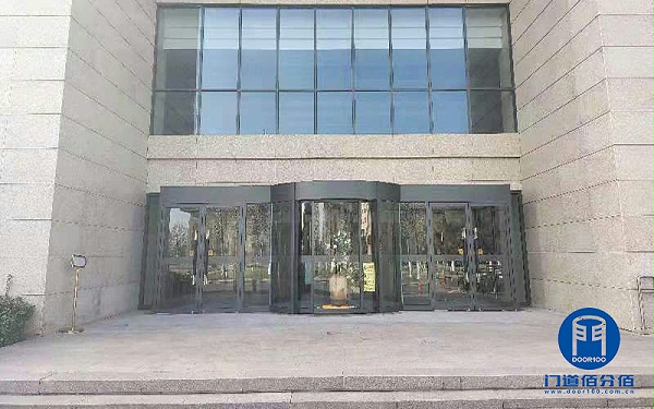 門道佰分佰中石化北京會(huì)議中心自動(dòng)旋轉(zhuǎn)門門區(qū)地面改造服務(wù)