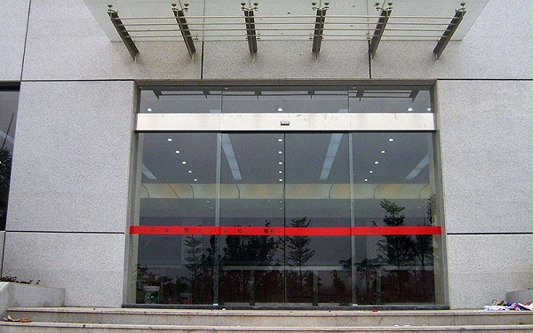 自動(dòng)門安裝有技巧，自動(dòng)門門機(jī)安裝注意與測試不可少
