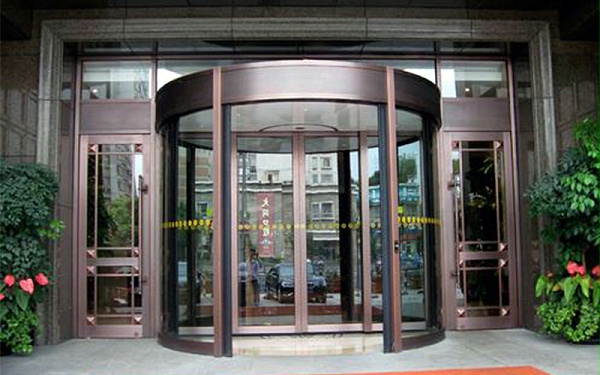 自動兩翼旋轉(zhuǎn)門防夾利器：安全對射光線詳解