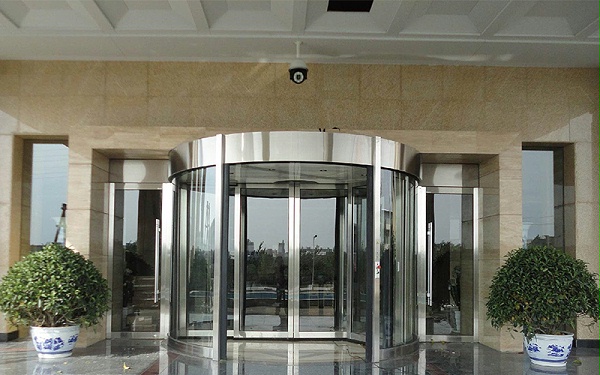 旋轉(zhuǎn)門安全嗎？自動旋轉(zhuǎn)門安全裝置功能大解析