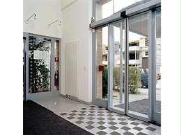 自動門和旋轉(zhuǎn)門在大風(fēng)天的操作技巧