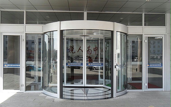 兩翼自動旋轉門有幾種運行模式？冬季應該使用那種模式？