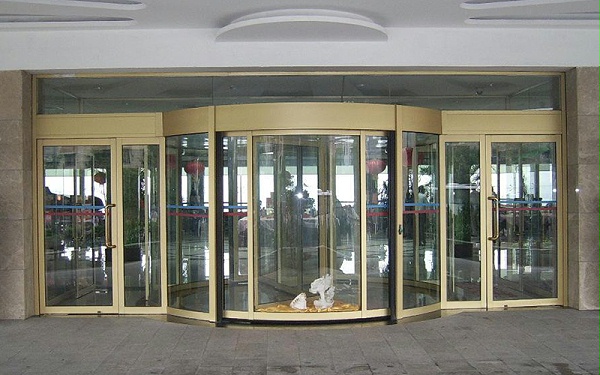 兩翼自動旋轉門有幾種運行模式？冬季應該使用那種模式？