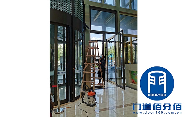 維保服務(wù)案例丨大型旋轉(zhuǎn)自動(dòng)門保養(yǎng)清潔服務(wù)