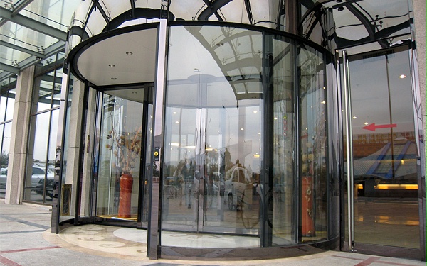 旋轉門展箱裝飾物設計換新方案