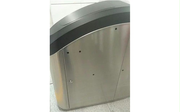 閘機速通機身上的“小黑點”是什么