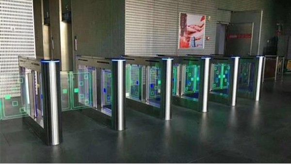 斷電閘機開門問題解決方案（后備電源與機械式斷電自動開門）