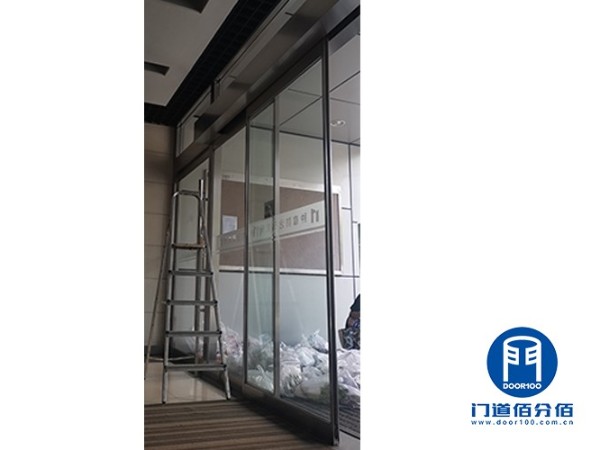 兩樘無框感應門下沉與控制面板故障維修項目